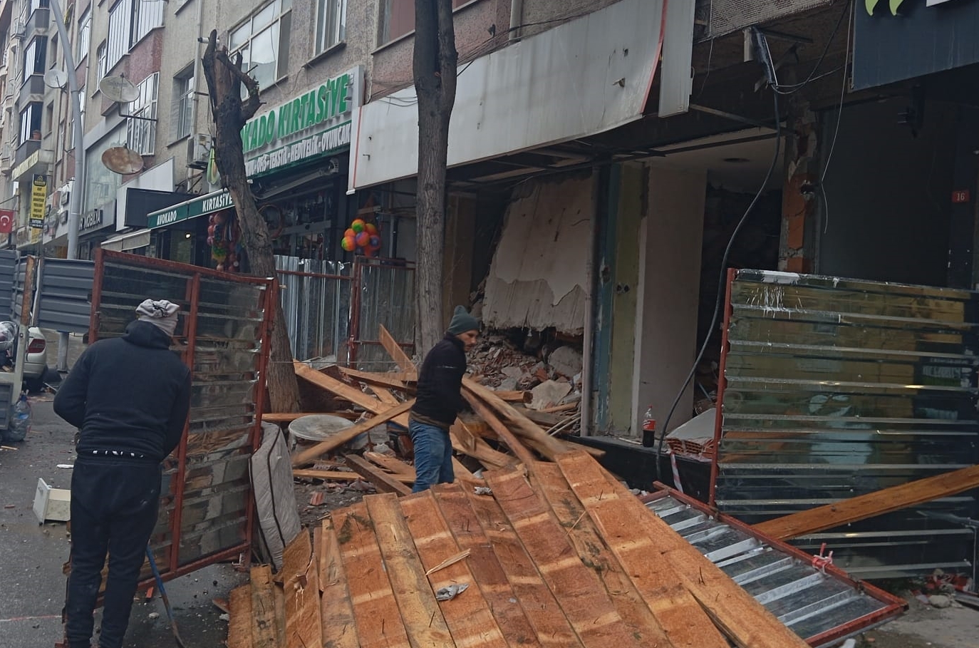 İstanbul'da Şiddetli Lodos ve Fırtına Hayatı Olumsuz Etkiliyor