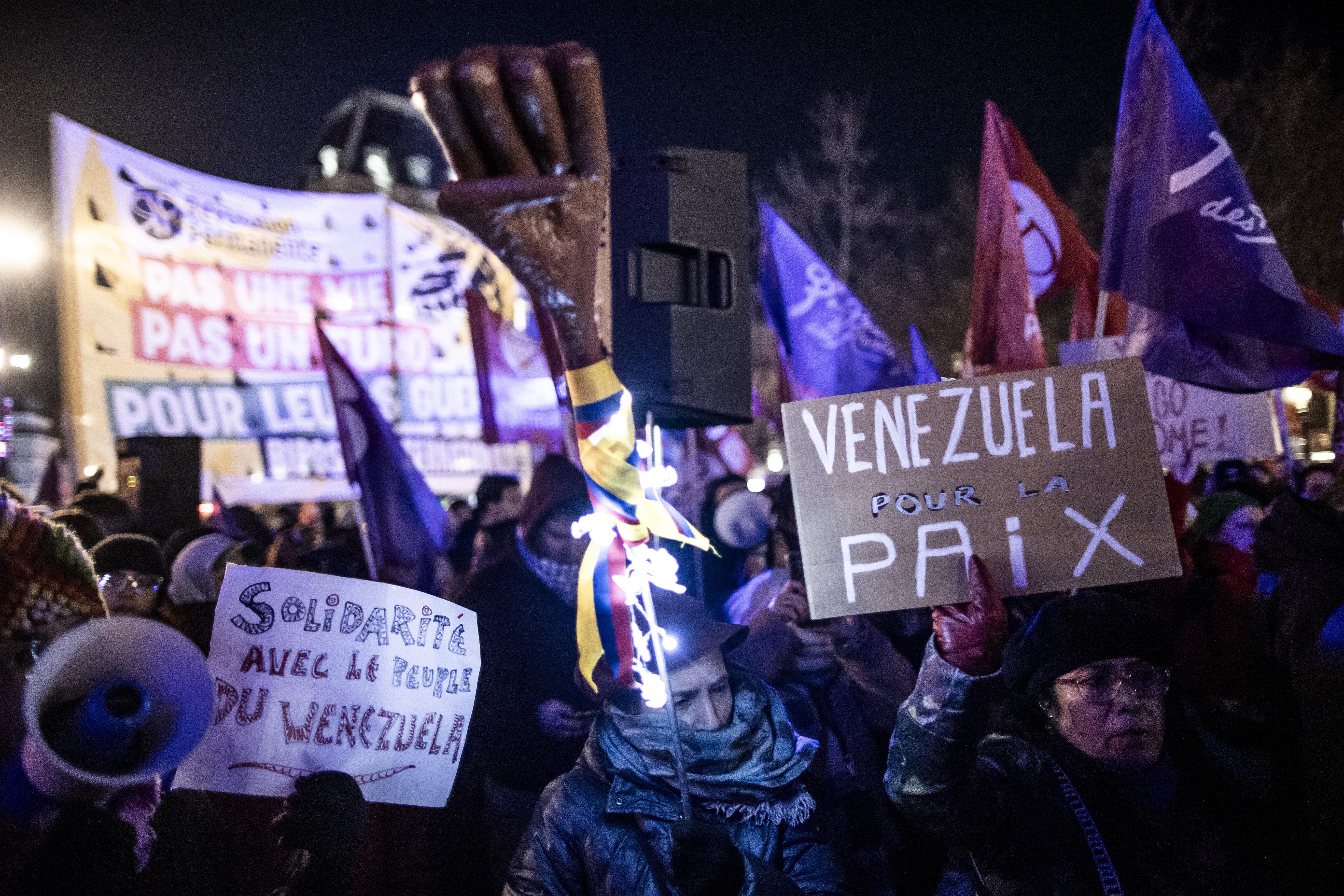 Fransa'da ABD'nin Venezuela Saldırılarına Karşı Protesto Düzenlendi