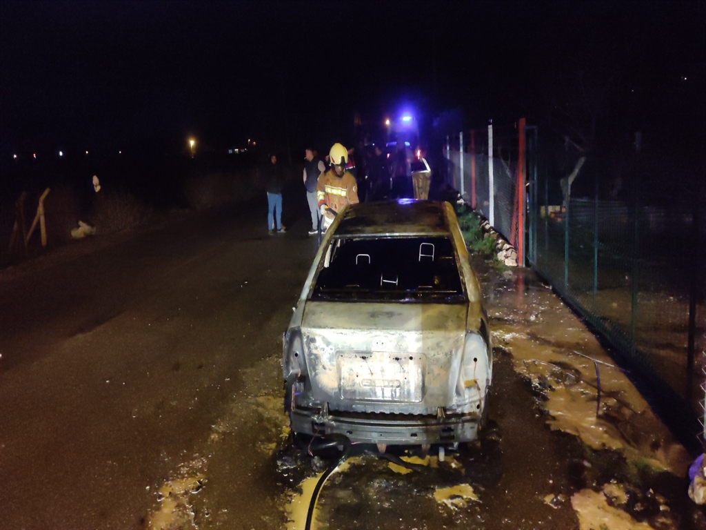 Manisa'da seyir halindeki otomobil alevlere teslim oldu
