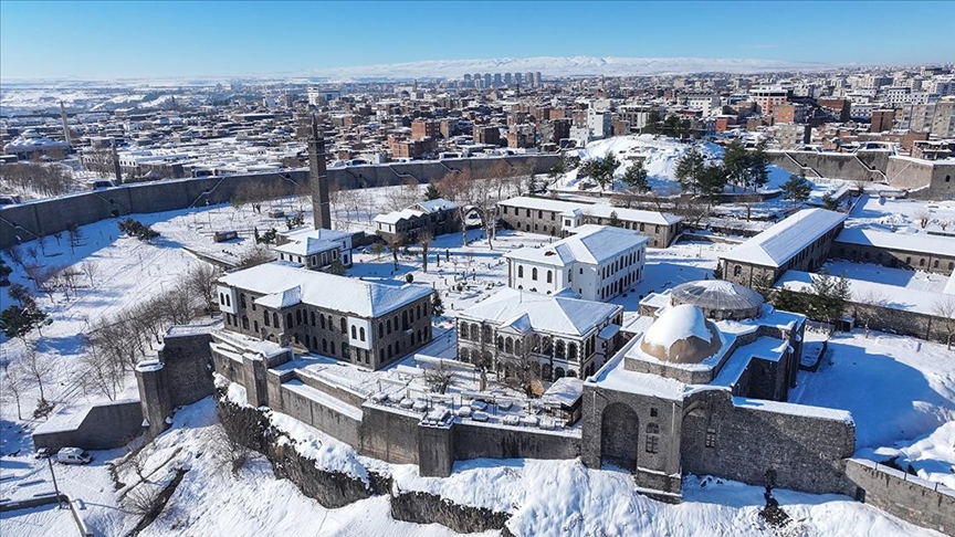 Diyarbakır'da kar manzarası Sur'daki tarihi yapıları beyaza bürüdü