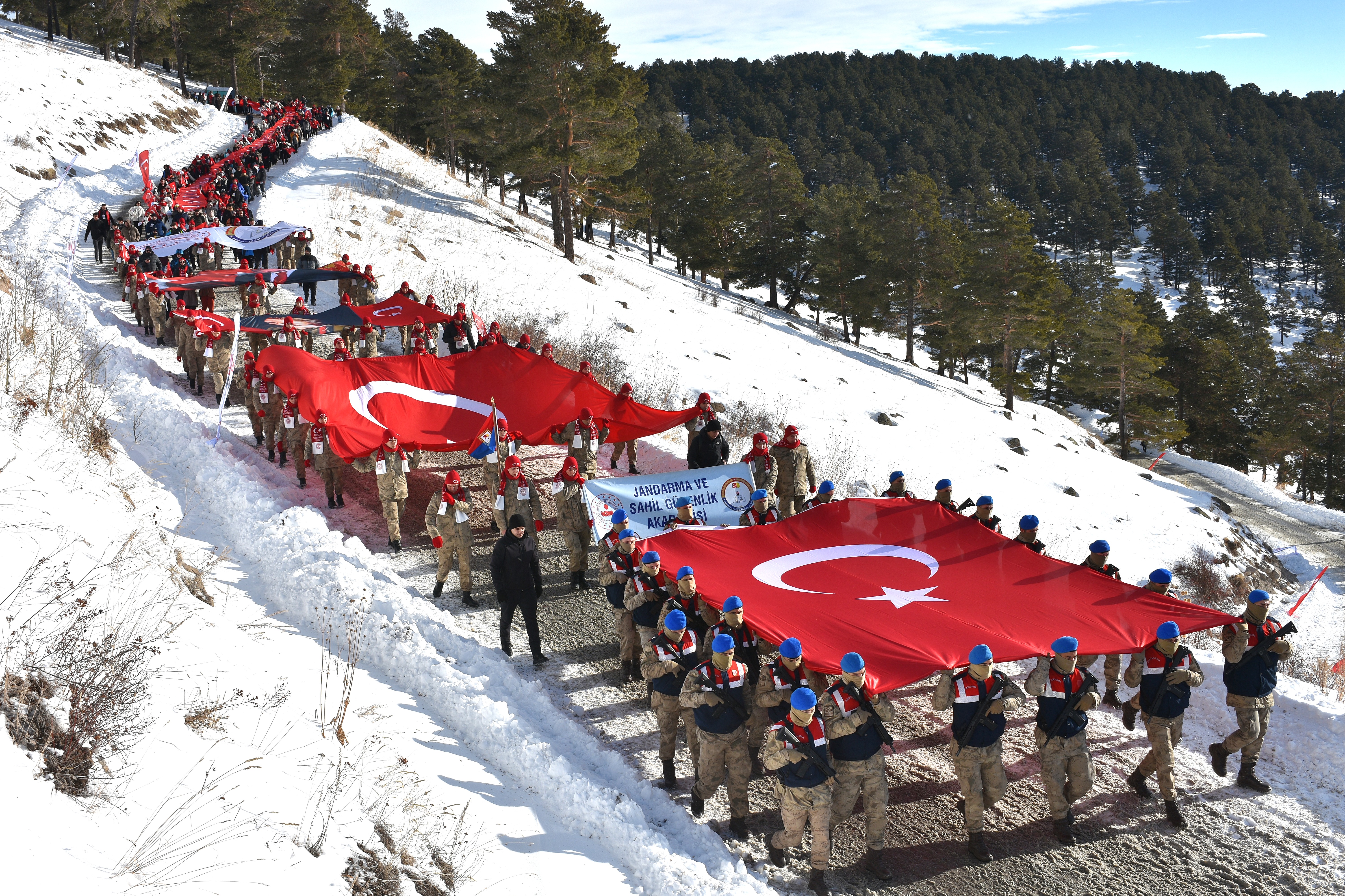 Türkiye, Sarıkamış şehitlerini anmak için Allahuekber Dağları'nda bir araya geldi