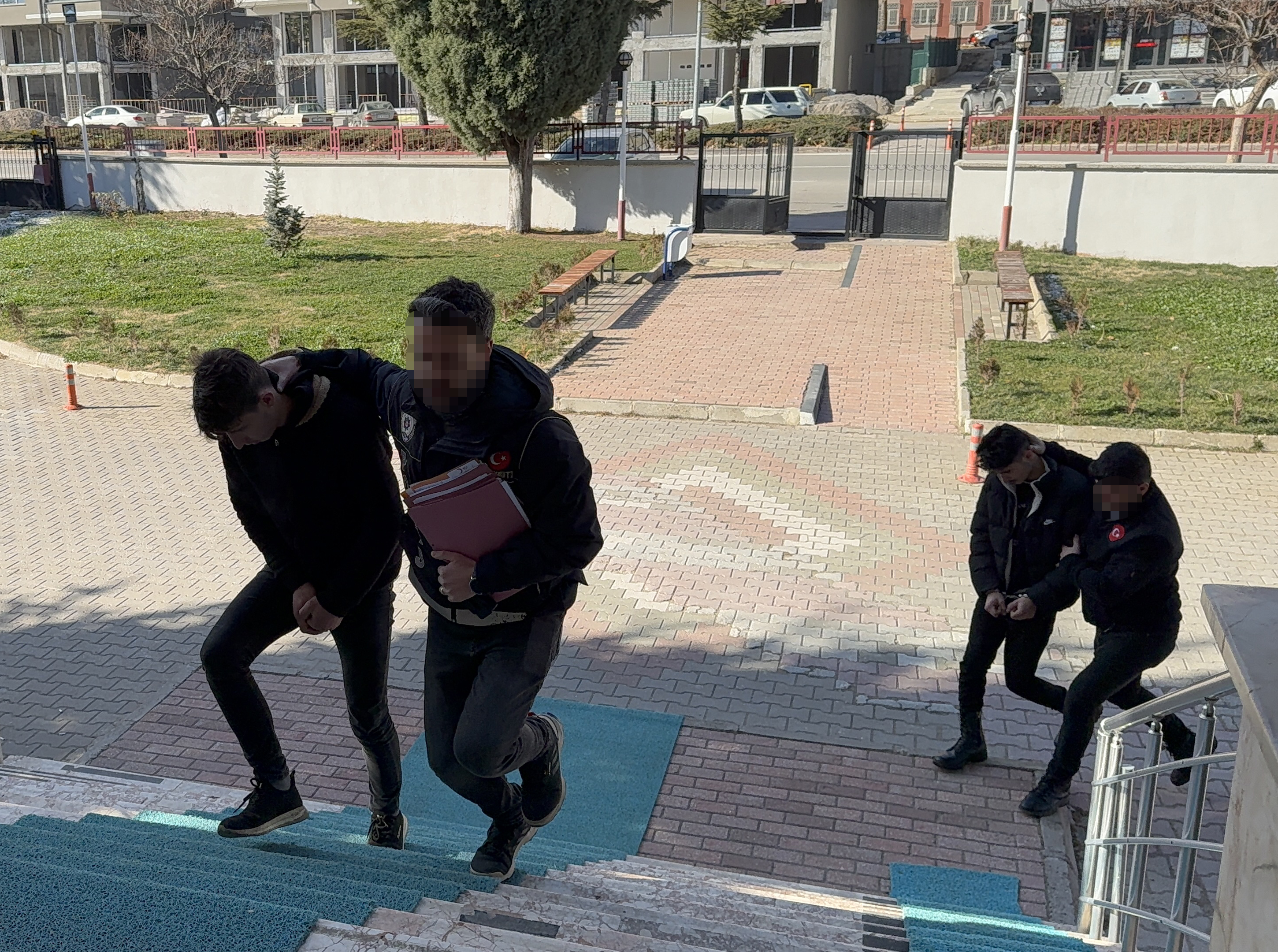 Konya'daki uyuşturucu operasyonunda yakalanan 2 zanlı tutuklandı