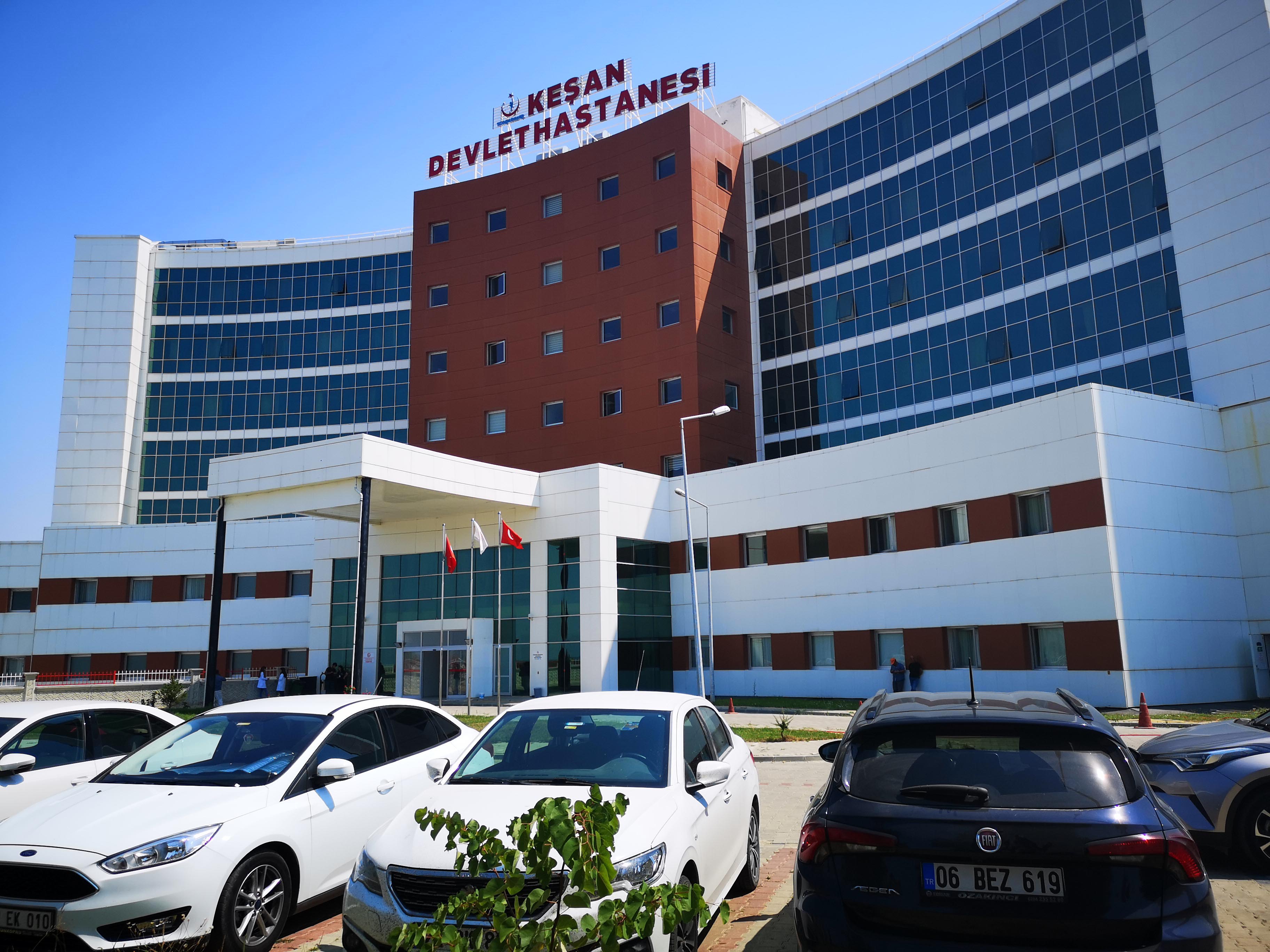 Arkadaşını ziyarete geldiği hastanede üzerinde silahla yakalandı