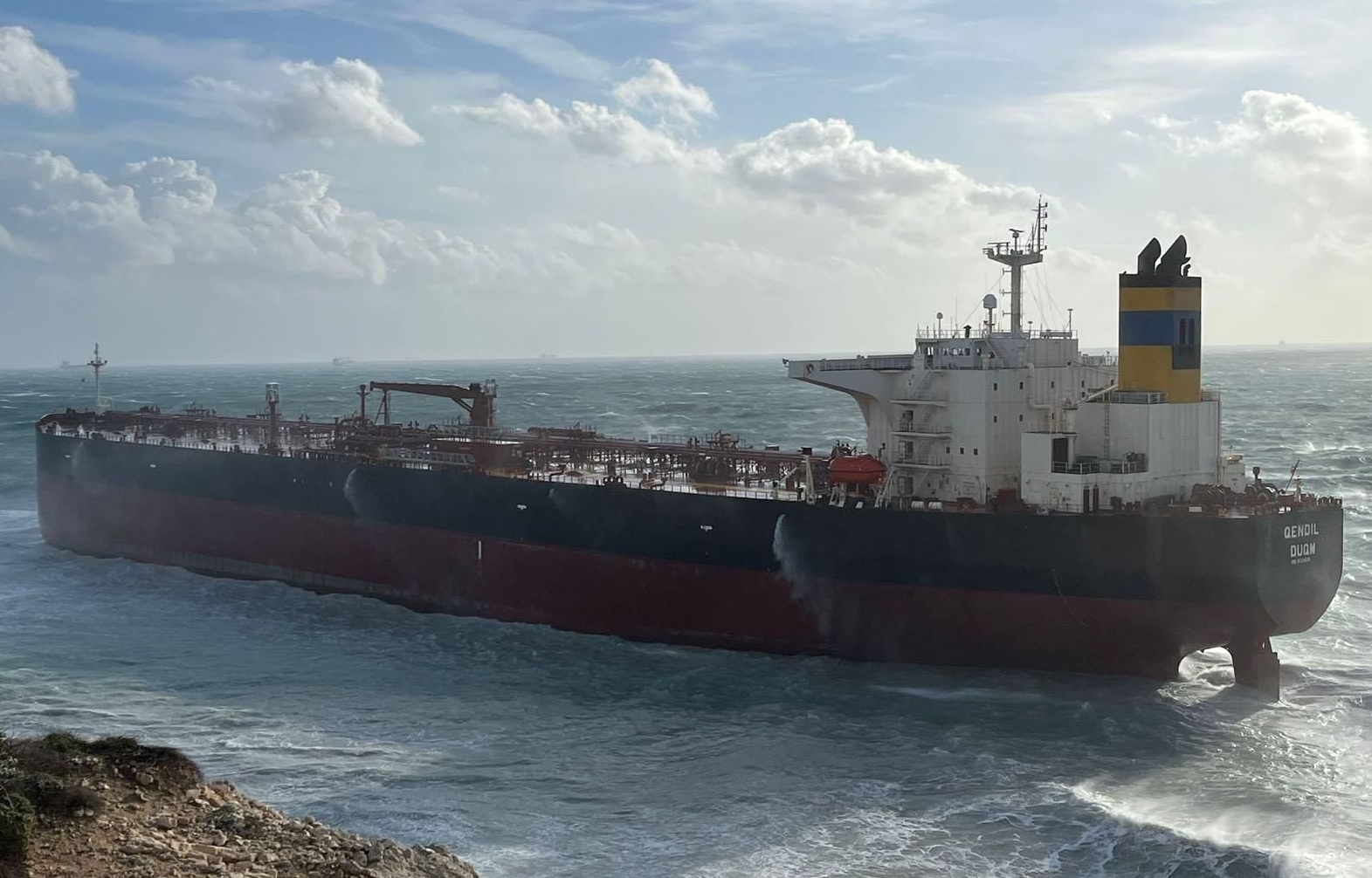 Bozcaada'da boş petrol tankeri fırtına nedeniyle karaya oturdu