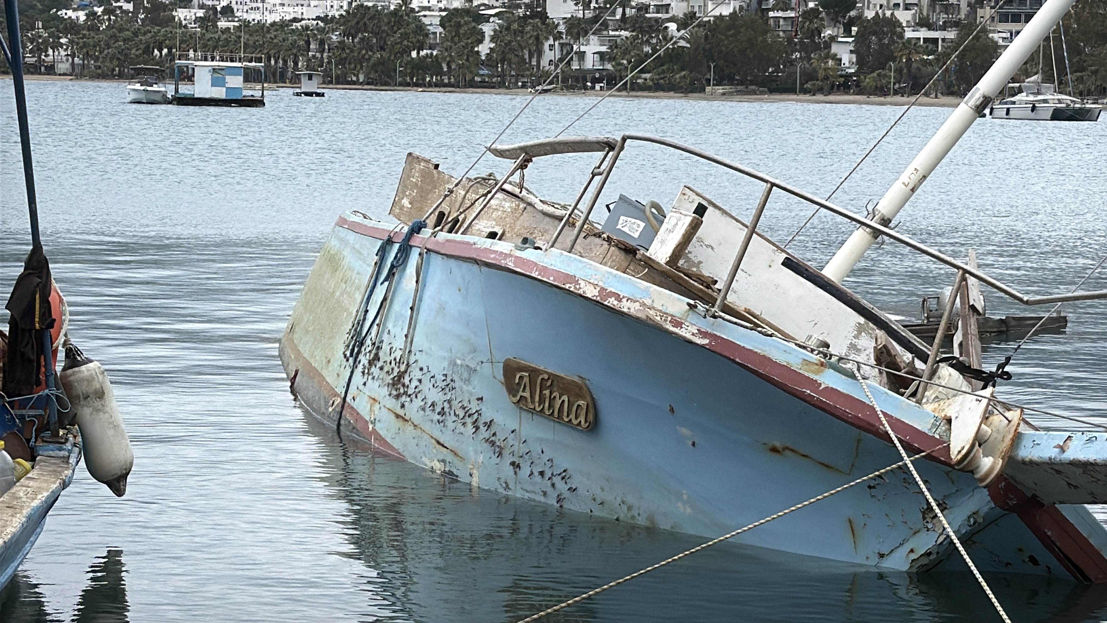 Bodrum'da bir tekne kuvvetli rüzgar nedeniyle su alıp yan yattı