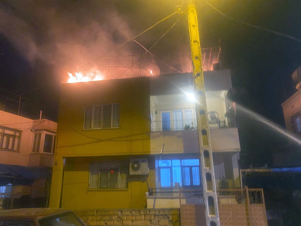 Hatay Payas'ta iki katlı evin terasında yangın çıktı