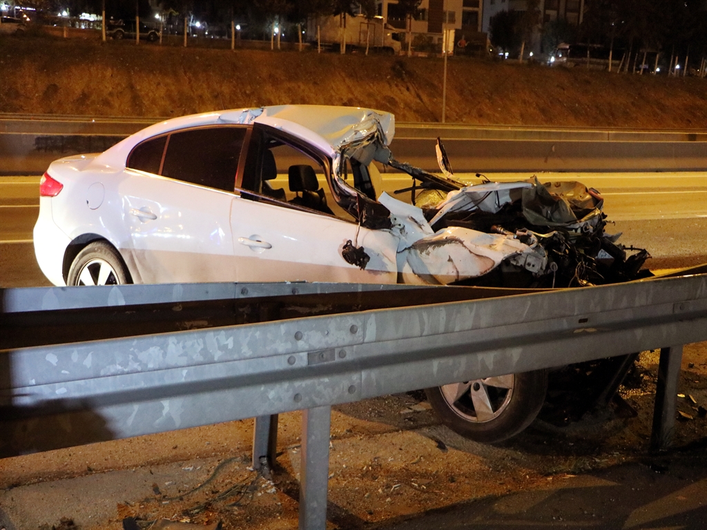 Adana'da otoyol kazası: Otomobil TIR'a çarptı, 1 ölü