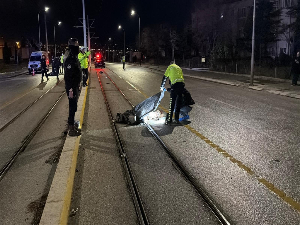Eskişehir'de yaya kazası: Tramvay durağında 3 ölü