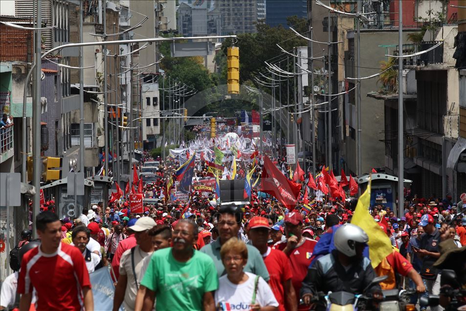 Venezuela'da binlerce kişi Maduro'ya destek için yürüdü