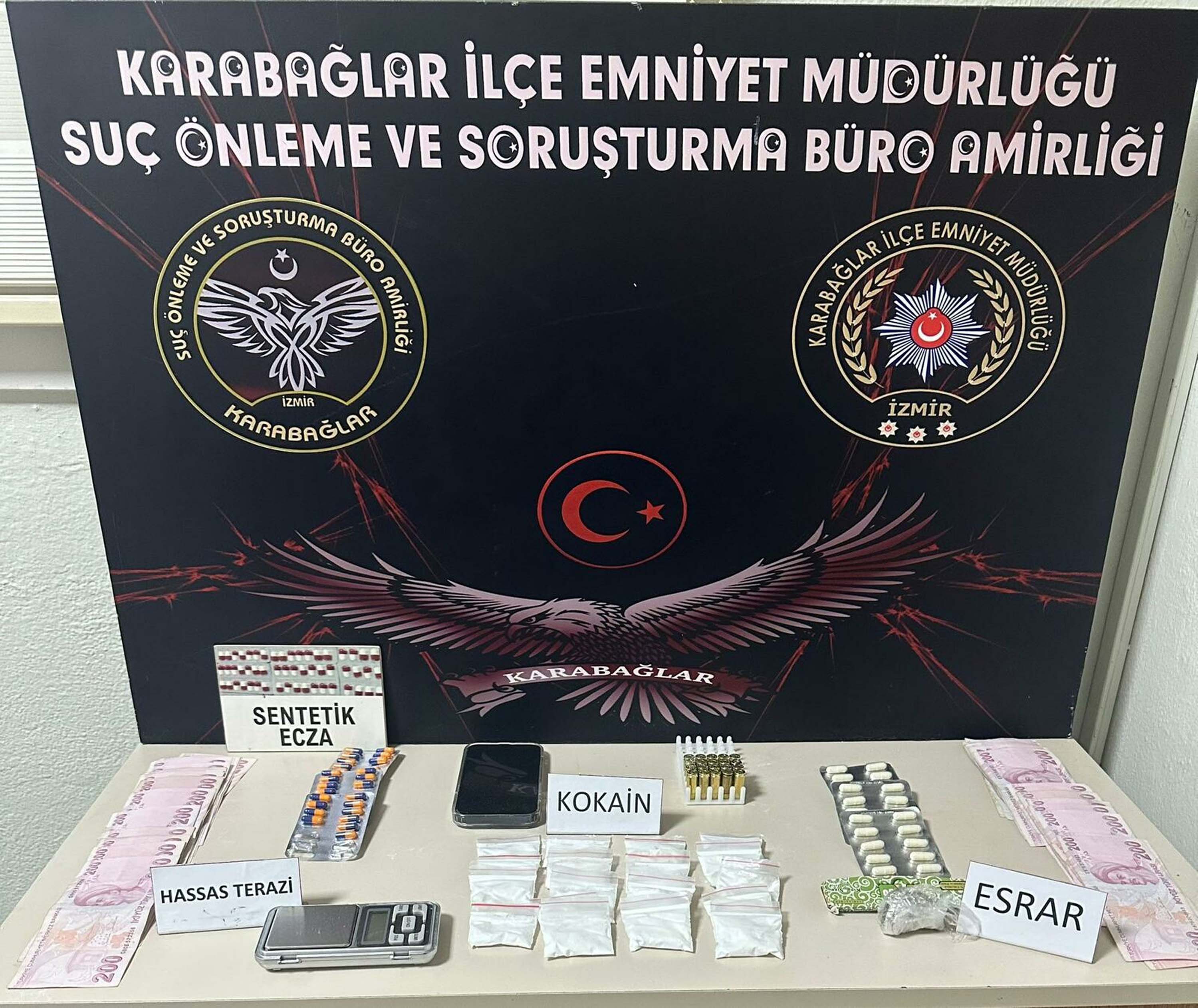 İzmir'de otomobilde uyuşturucu ile yakalanan 2 kişi gözaltına alındı