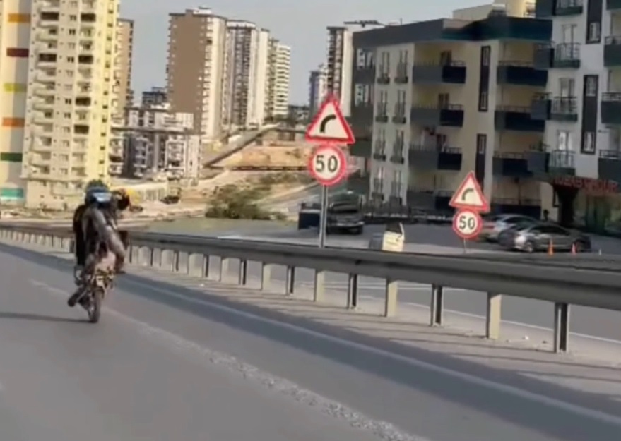 Mersin'de Trafiği Tehlikeye Atan Motosiklet Sürücüsüne Ceza