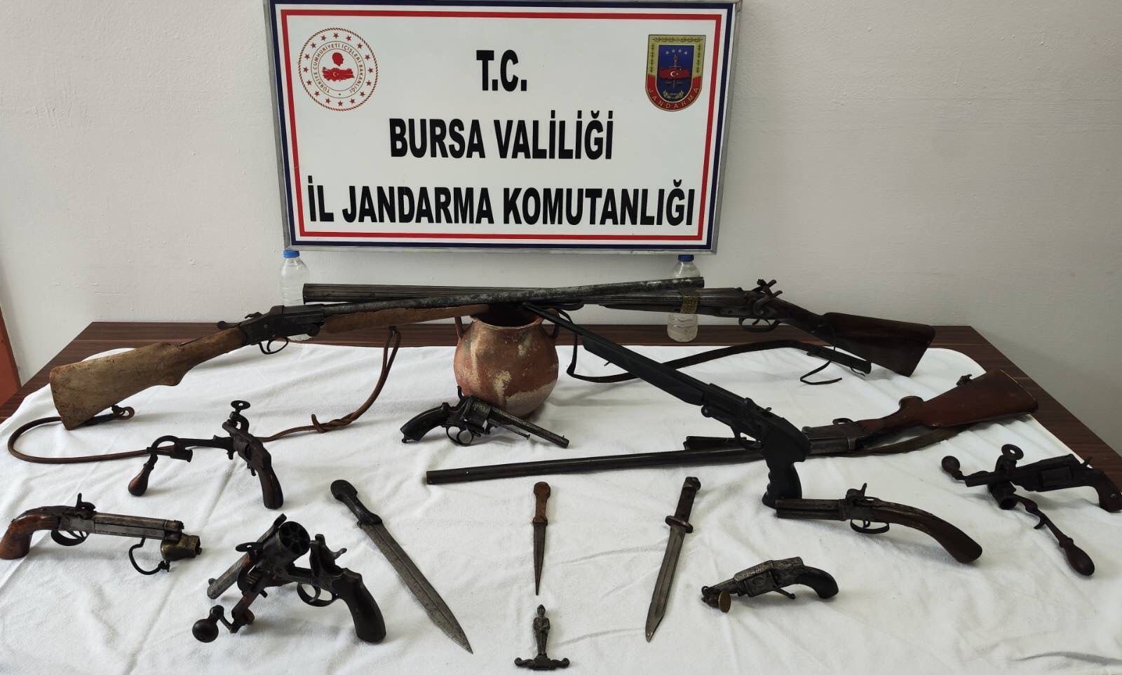 Bursa'da Ev Baskınında Tarihi Silahlar Ortaya Çıktı