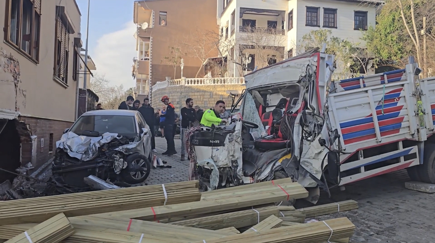 Yokuşta Kontrolden Çıkan Kamyon Turistlere Çarptı, Binaya Girdi