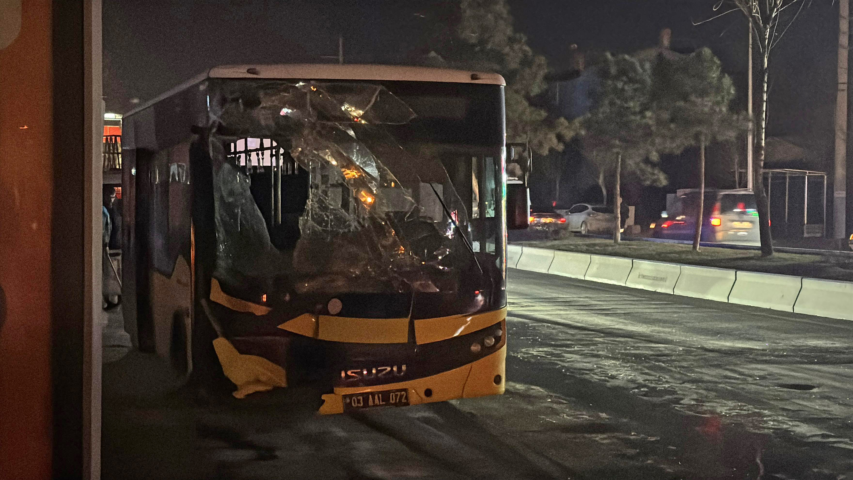 Afyonkarahisar'da halk otobüsü çöp kamyonuyla çarpıştı: 5 kişi yaralandı