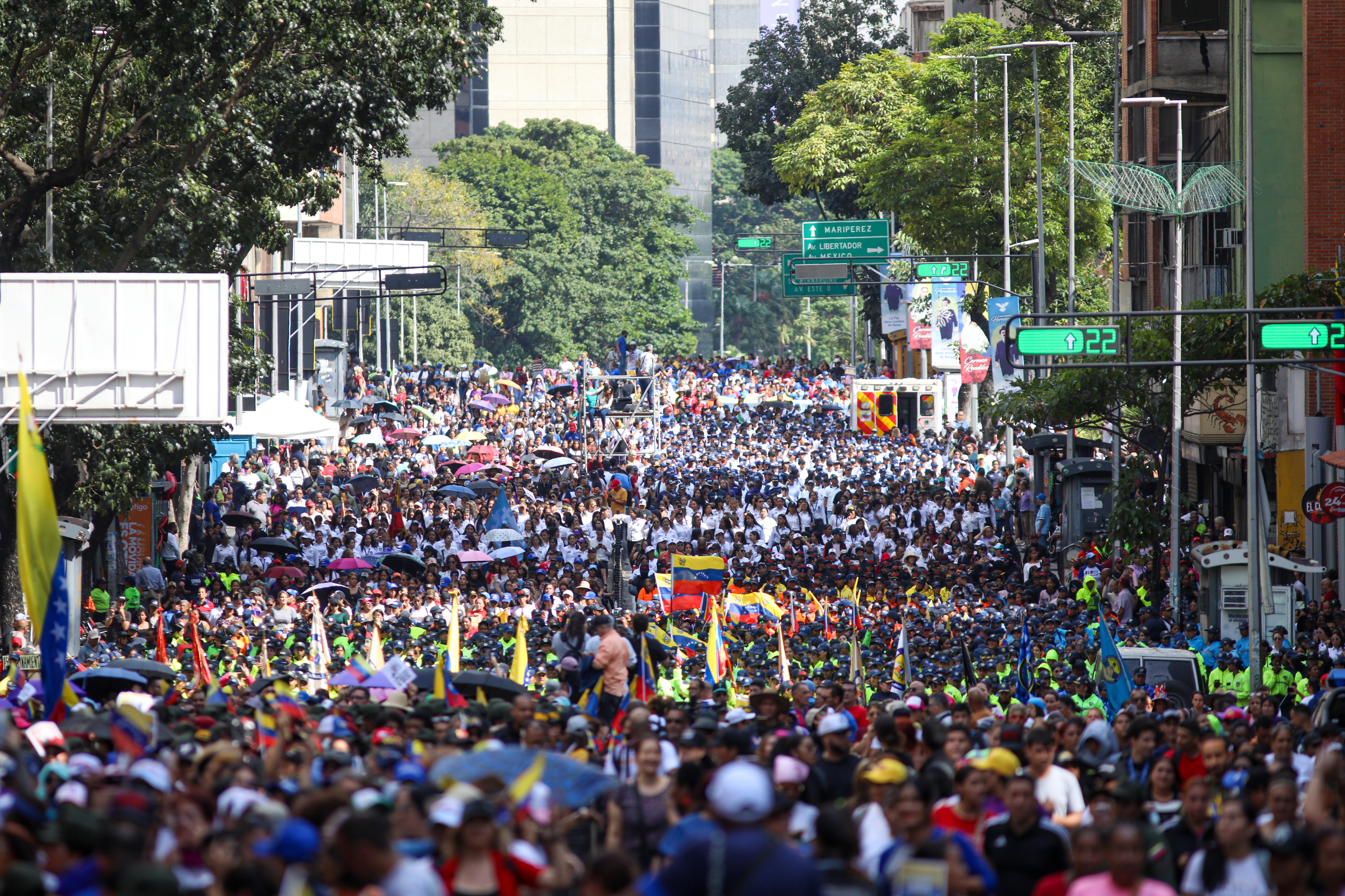 Venezuela'da binlerce kişi Maduro'ya destek için yürüdü