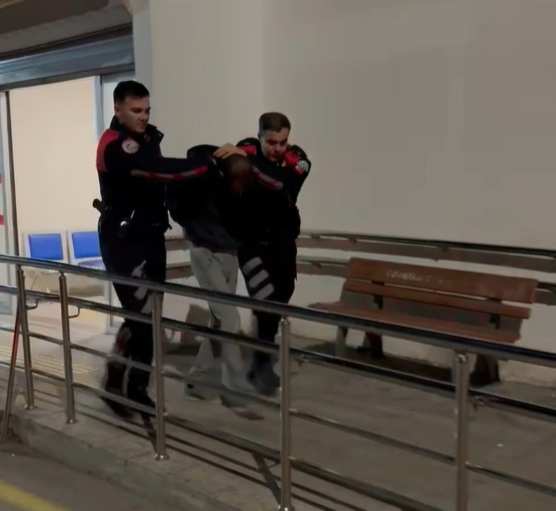 Küfür eden arkadaşını tabanca ile yaraladı