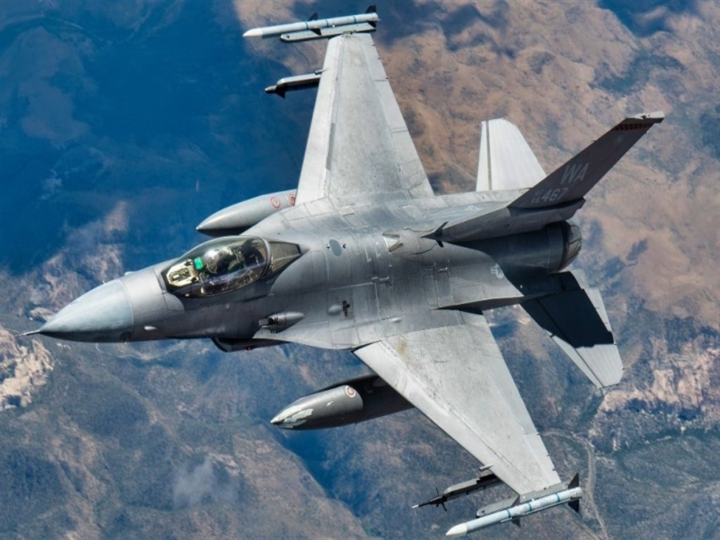 Tayvan'da F-16 savaş uçağı eğitim uçuşunda düştü