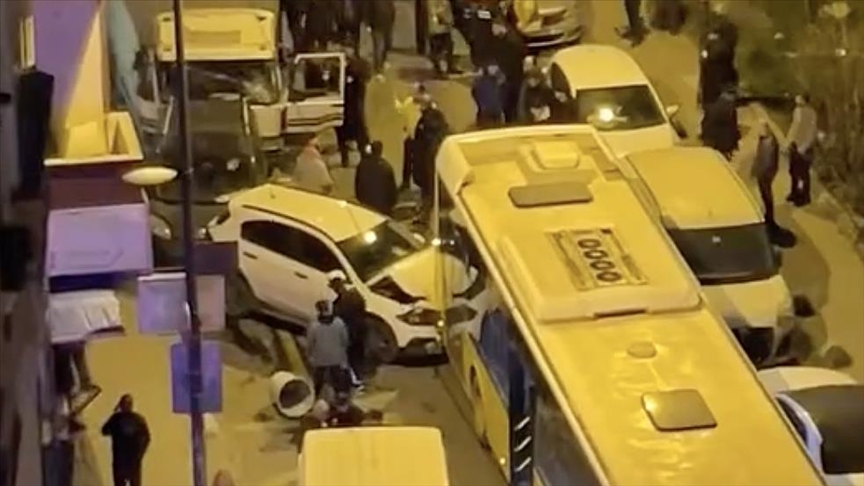 Bahçelievler'de kamyonet kazası: 4 araç ve İETT hasar gördü