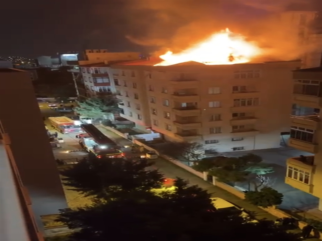 Kartal'da çatı yangını: 5 katlı binada panik yaşandı