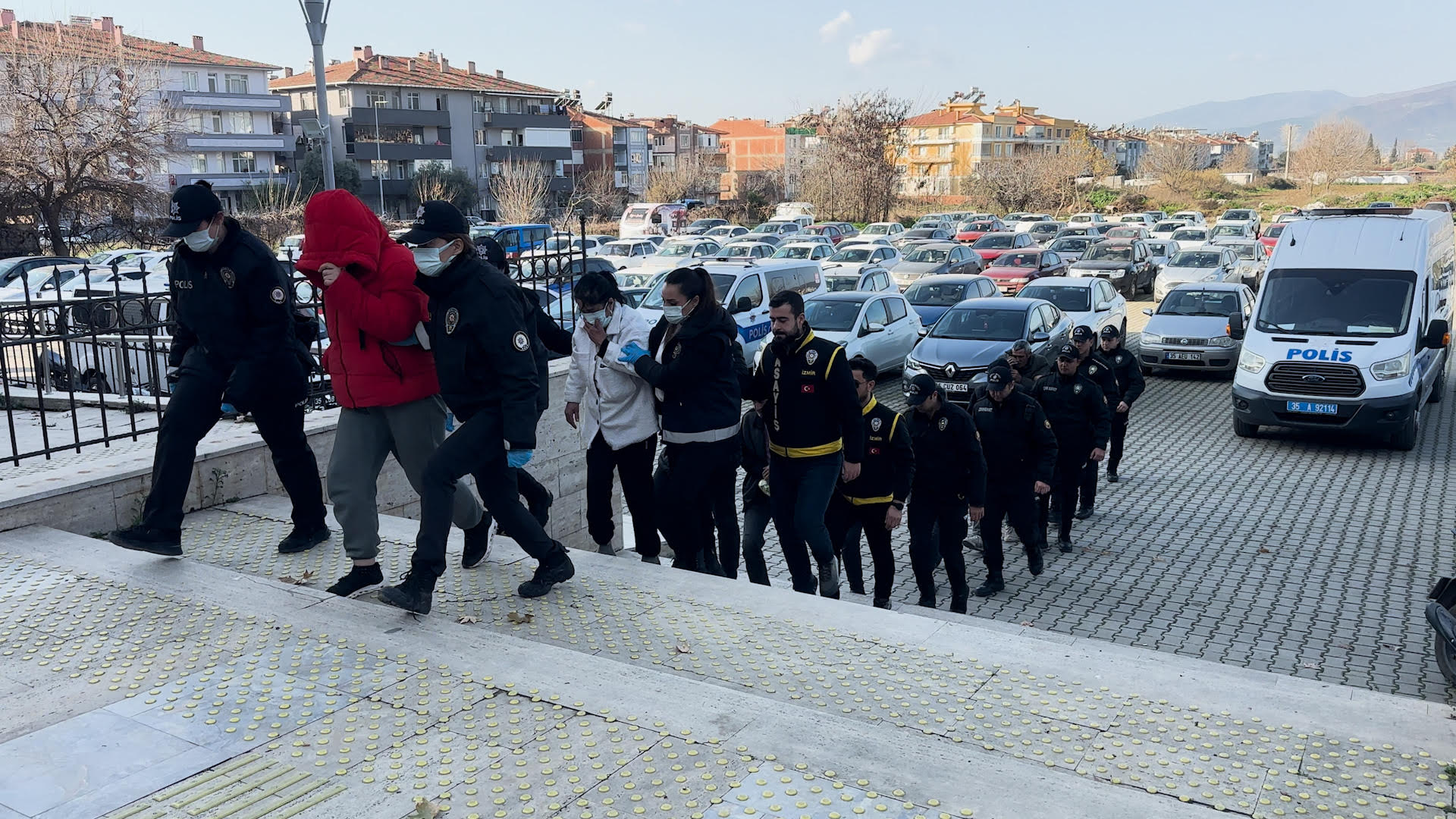 İzmir Ödemiş'te Fuhuş Baskını: 8 Şüpheli Tutuklandı