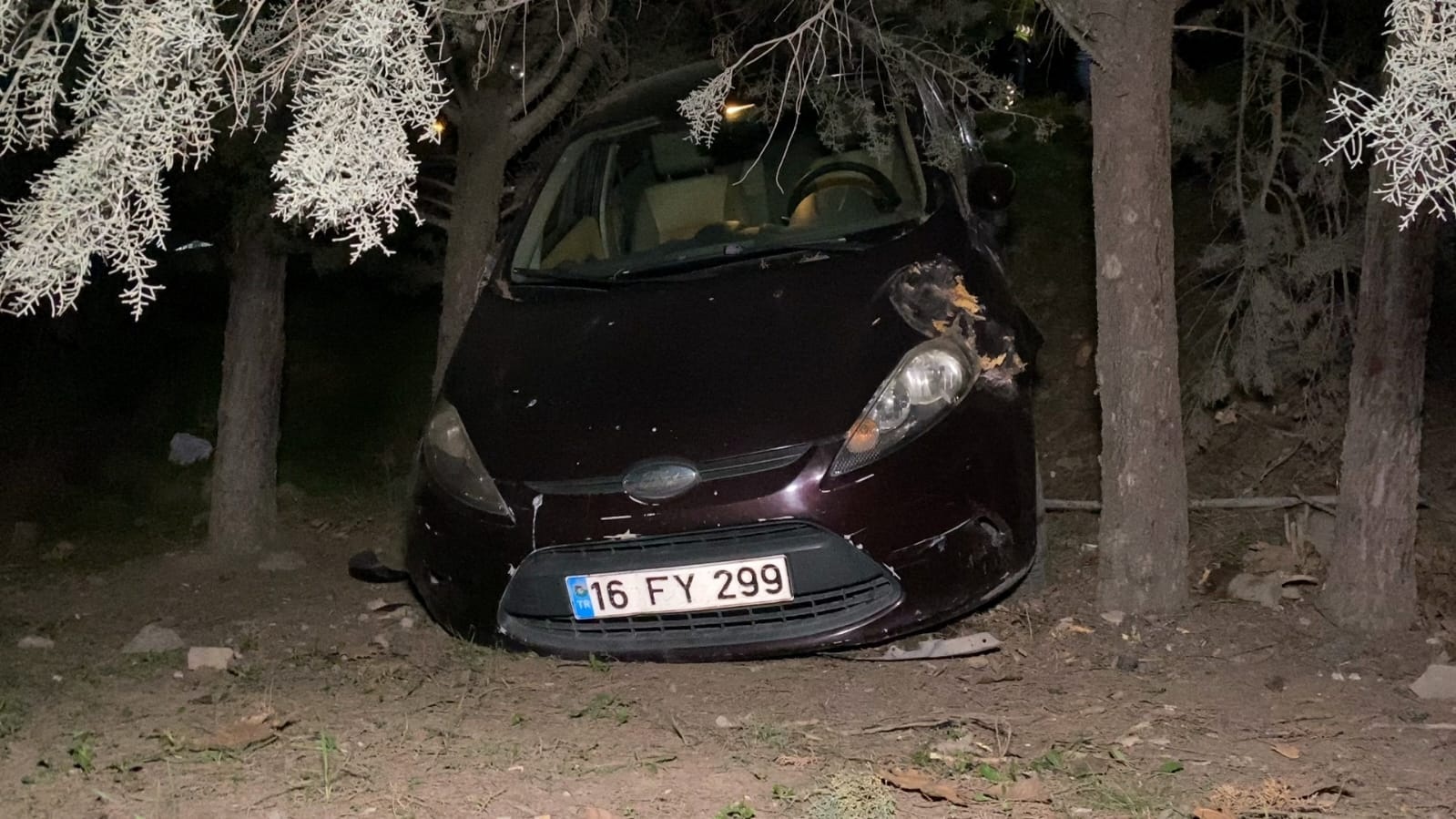 Bursa'da Gece Yarısı Kaza: Otomobil AVM Bahçesine Savruldu