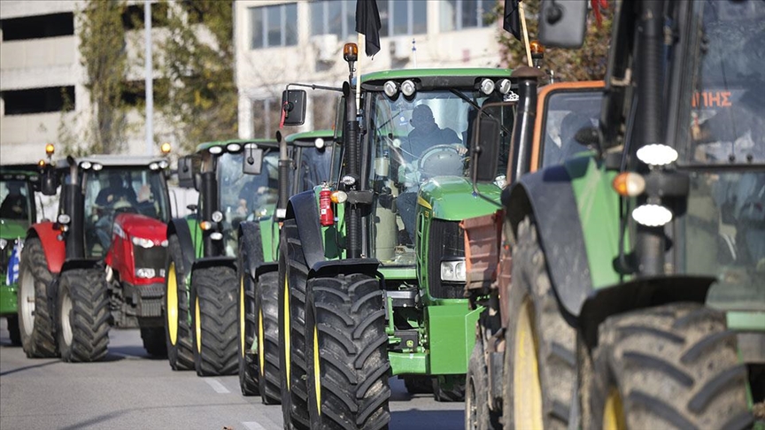 Yunanistan'da Çiftçiler 48 saatlik Yol Kapatma Eylemi Yapıyor