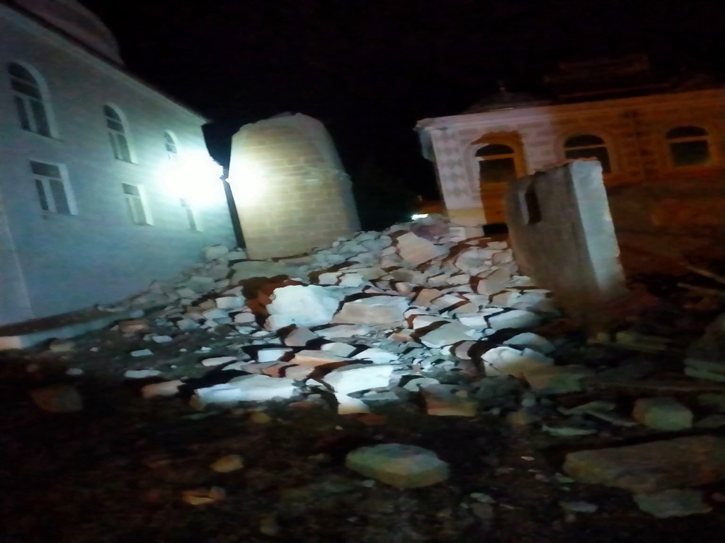 Manisa'da fırtına cami minaresini yıktı, panik yaşandı