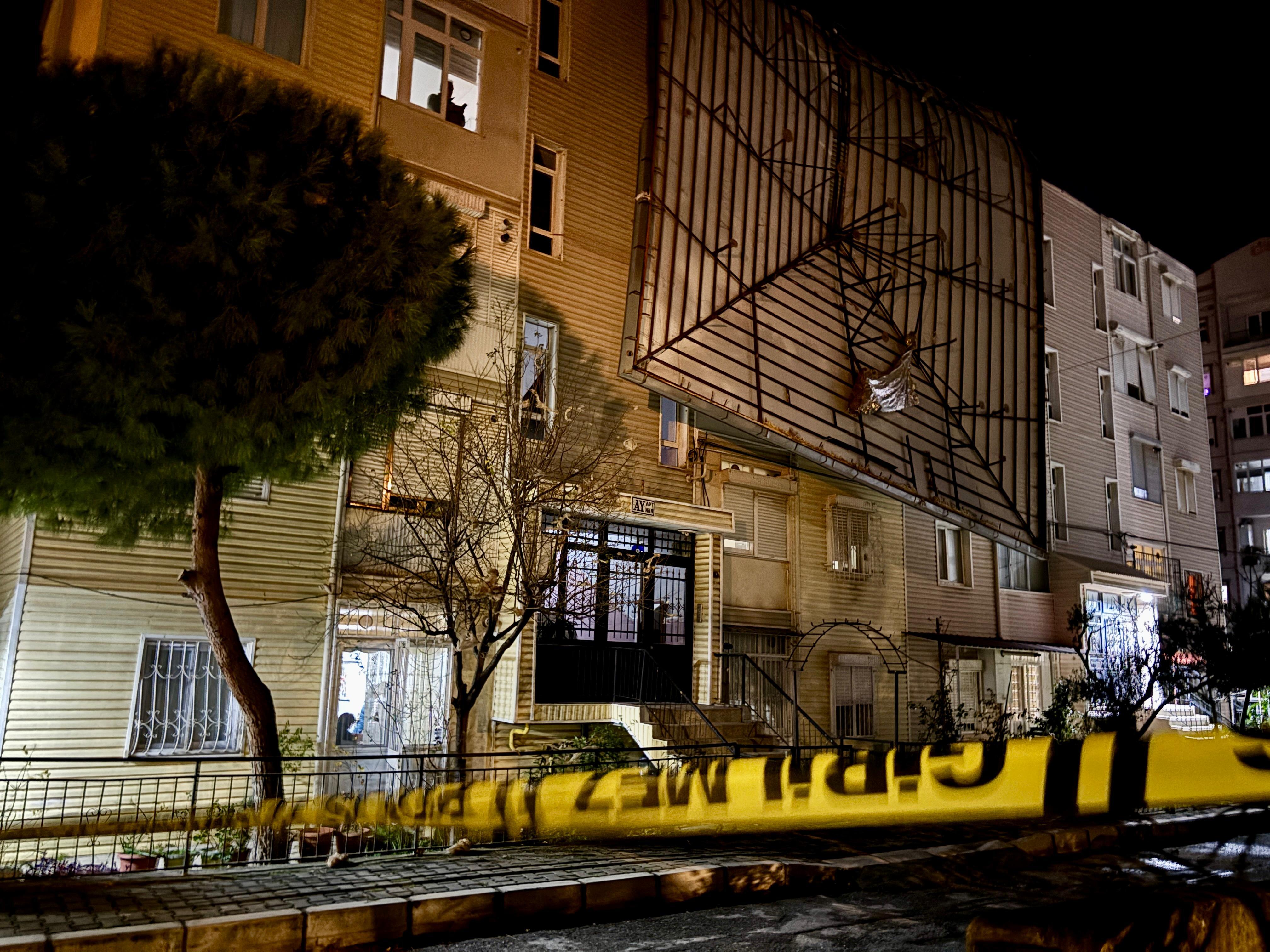 İzmir'de Fırtına Alarmı Buca'da İki Binanın Çatısı Uçtu