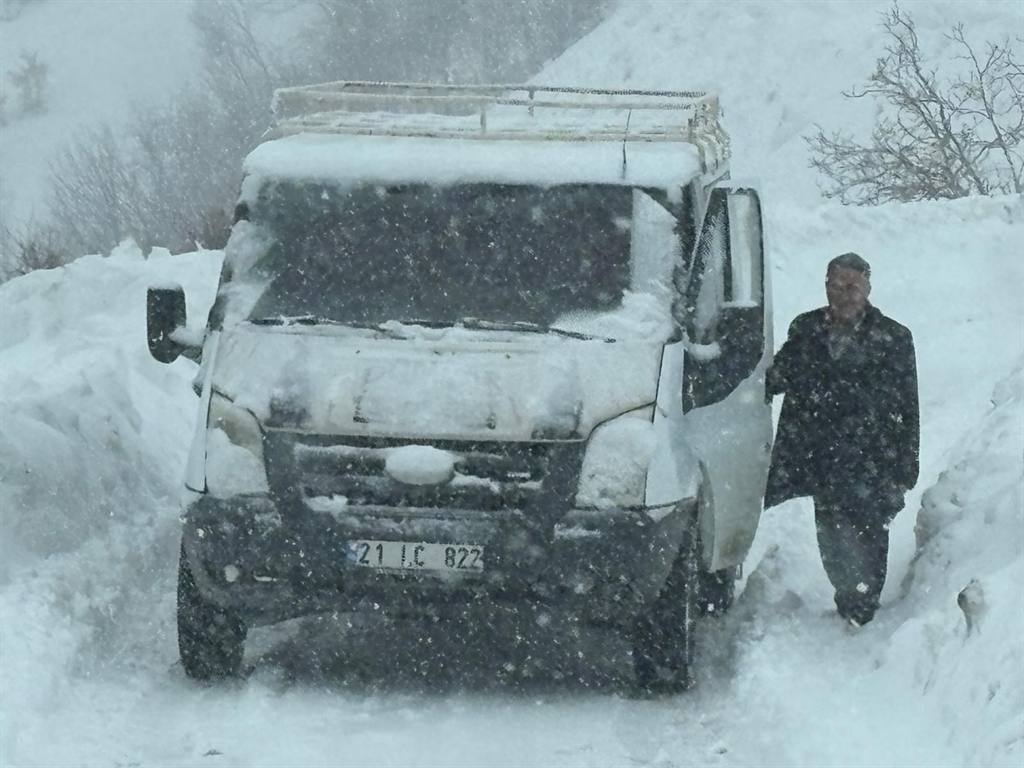 Şirvan'da öğrenci servisi tipi nedeniyle yolda kaldı