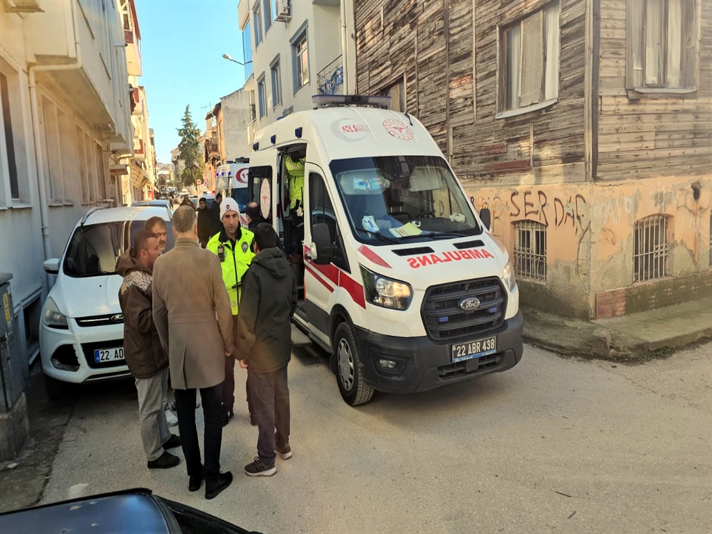 Edirne'de trafik kazası: Otomobil bisiklete çarptı, 3 yaralı