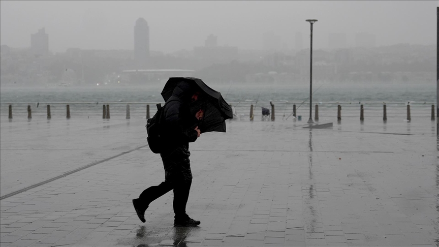 İstanbul Valiliği yarın için fırtına ve sağanak uyarısı yaptı