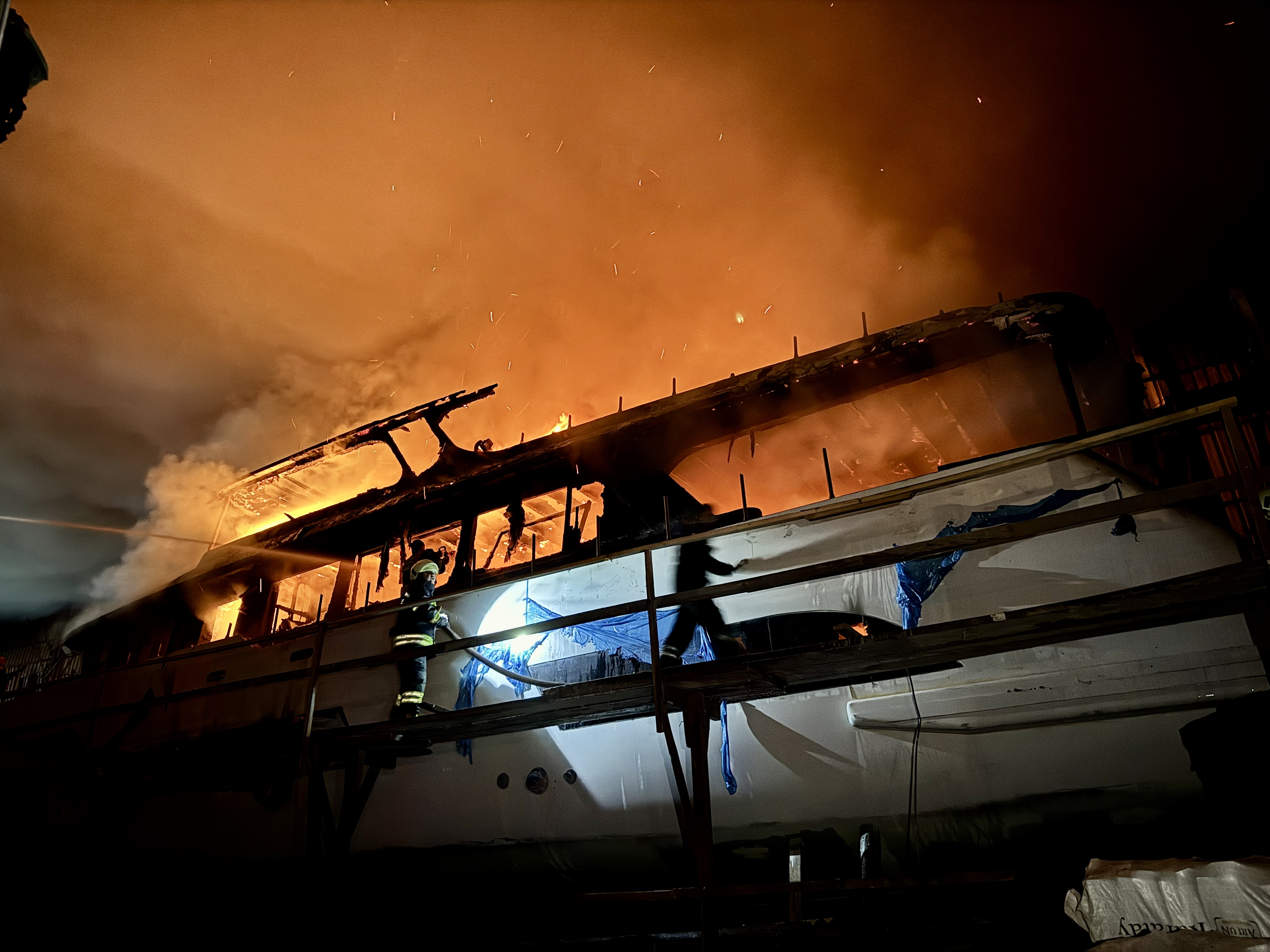 Fethiye'de tersanedeki teknede çıkan yangına müdahale ediliyor