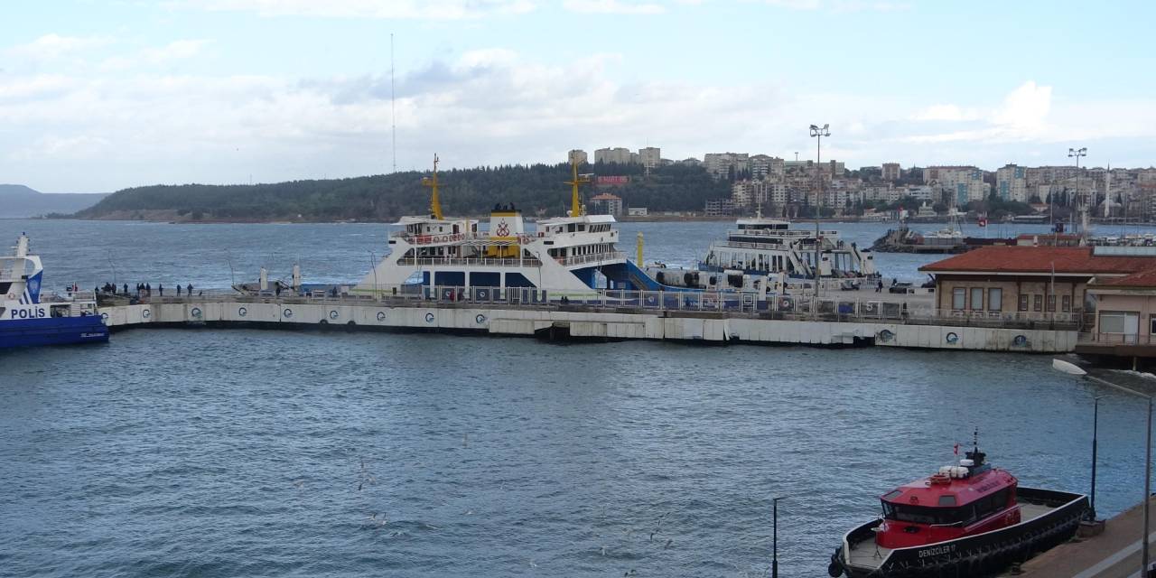 Çanakkale Boğazı'nda Kuvvetli Fırtına Nedeniyle Transit Gemi Geçişleri Durduruldu