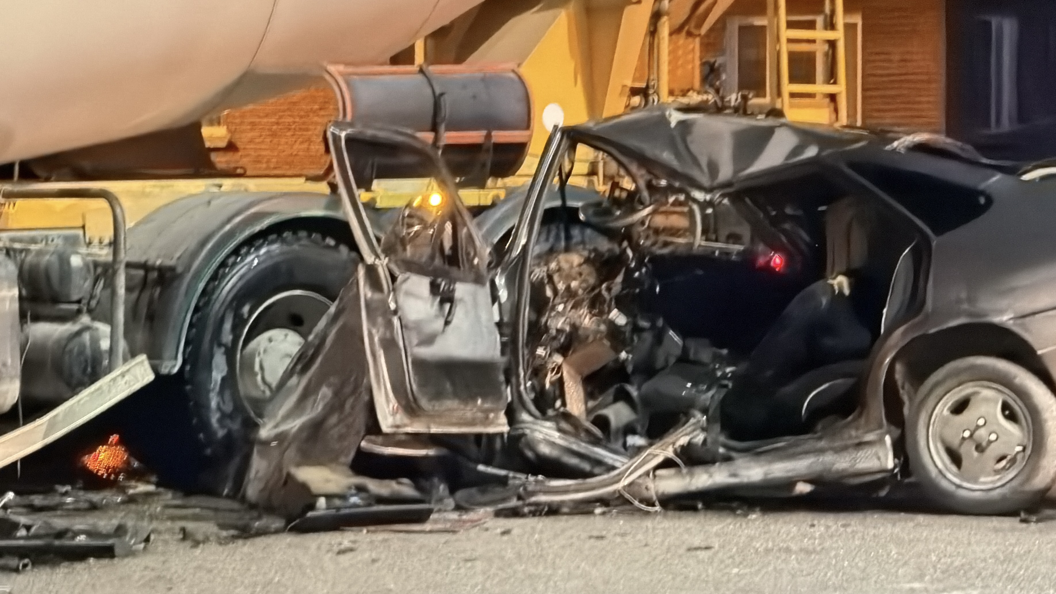 Beton mikseriyle çarpışan otomobilin sürücüsü yaralandı