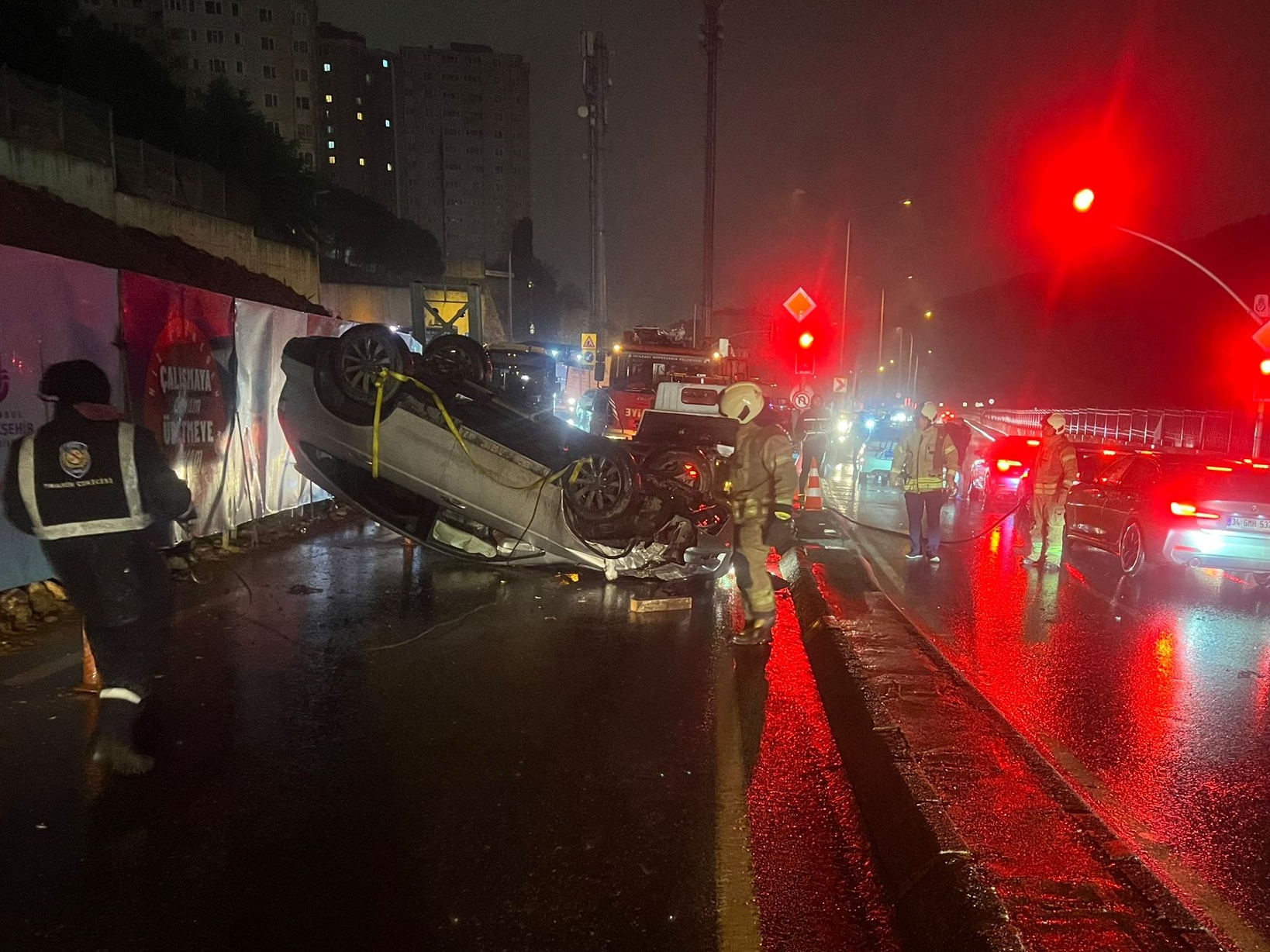 İstanbul'da Kuvvetli Yağış Hayatı Olumsuz Etkiledi: Maltepe'de Otomobil Takla Attı
