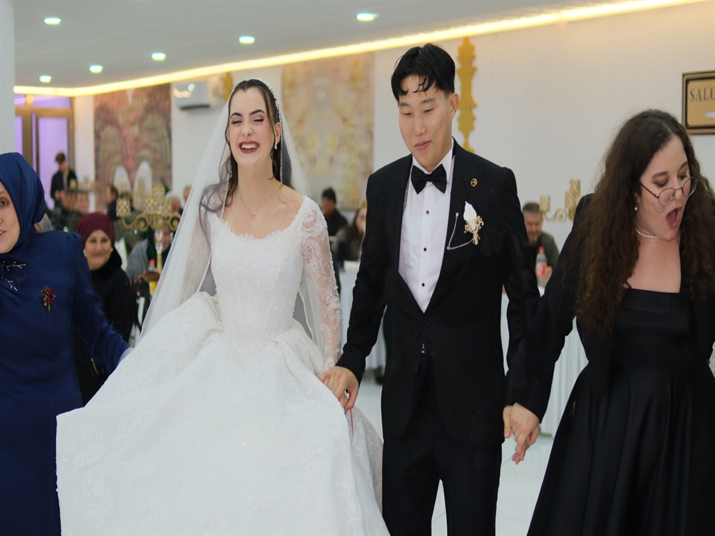Güney Koreli damat Rizeli gelin Karadeniz'de evlendi