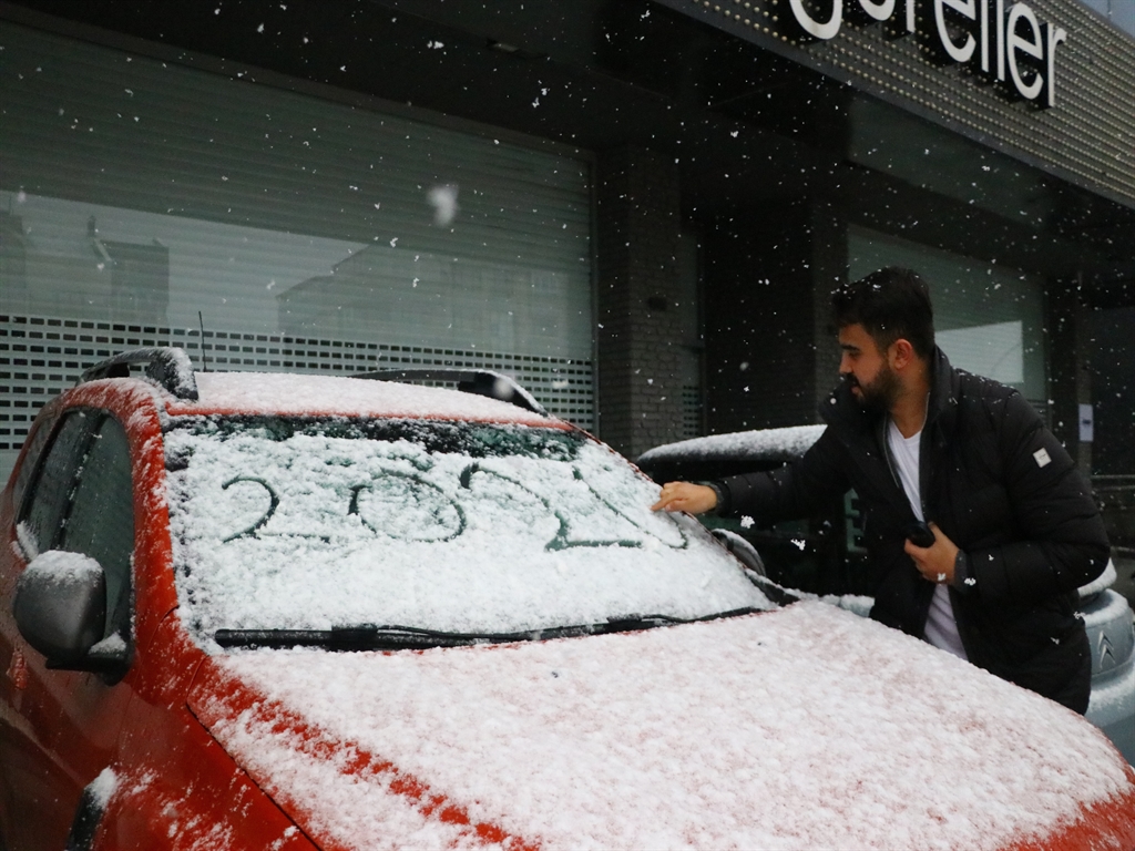 Ankara'da kar yağışı kenti beyaza bürüdü