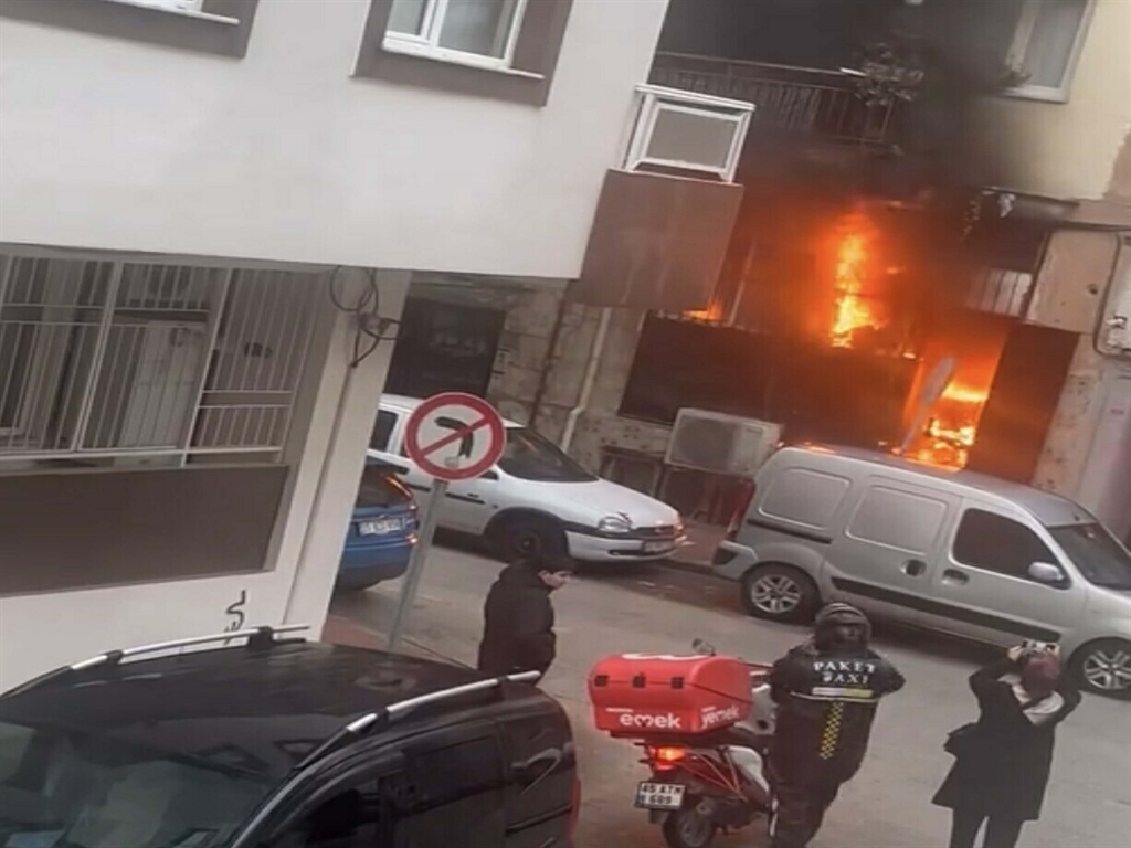 Manisa'da oyun salonu yangını mahallede paniğe neden oldu