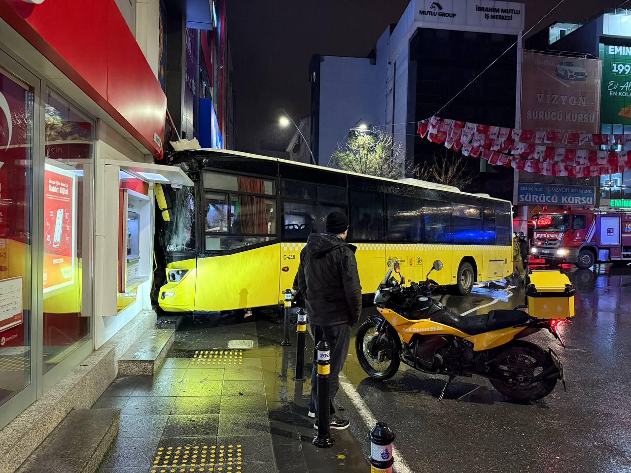Kartal'da İETT otobüsü binaya çarptı: 6 kişi yaralandı