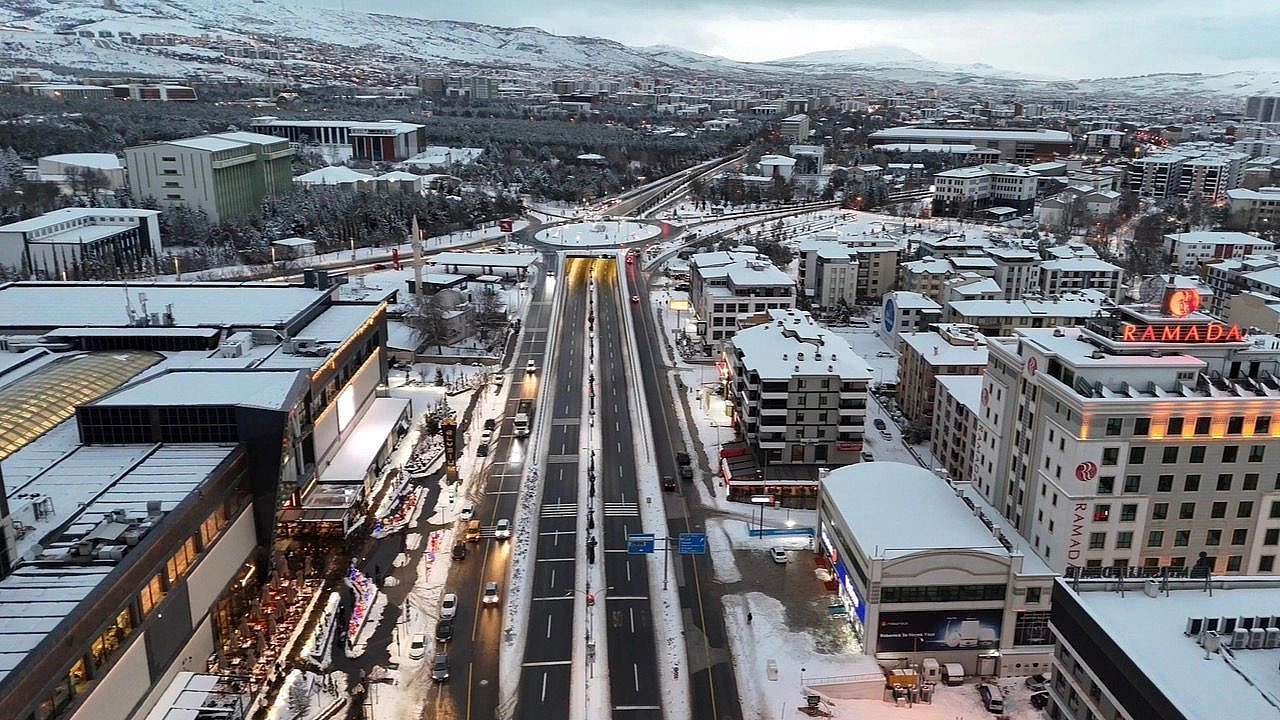 Elazığ'ın bazı ilçelerinde olumsuz hava koşulları nedeniyle eğitime 1 gün ara verildi
