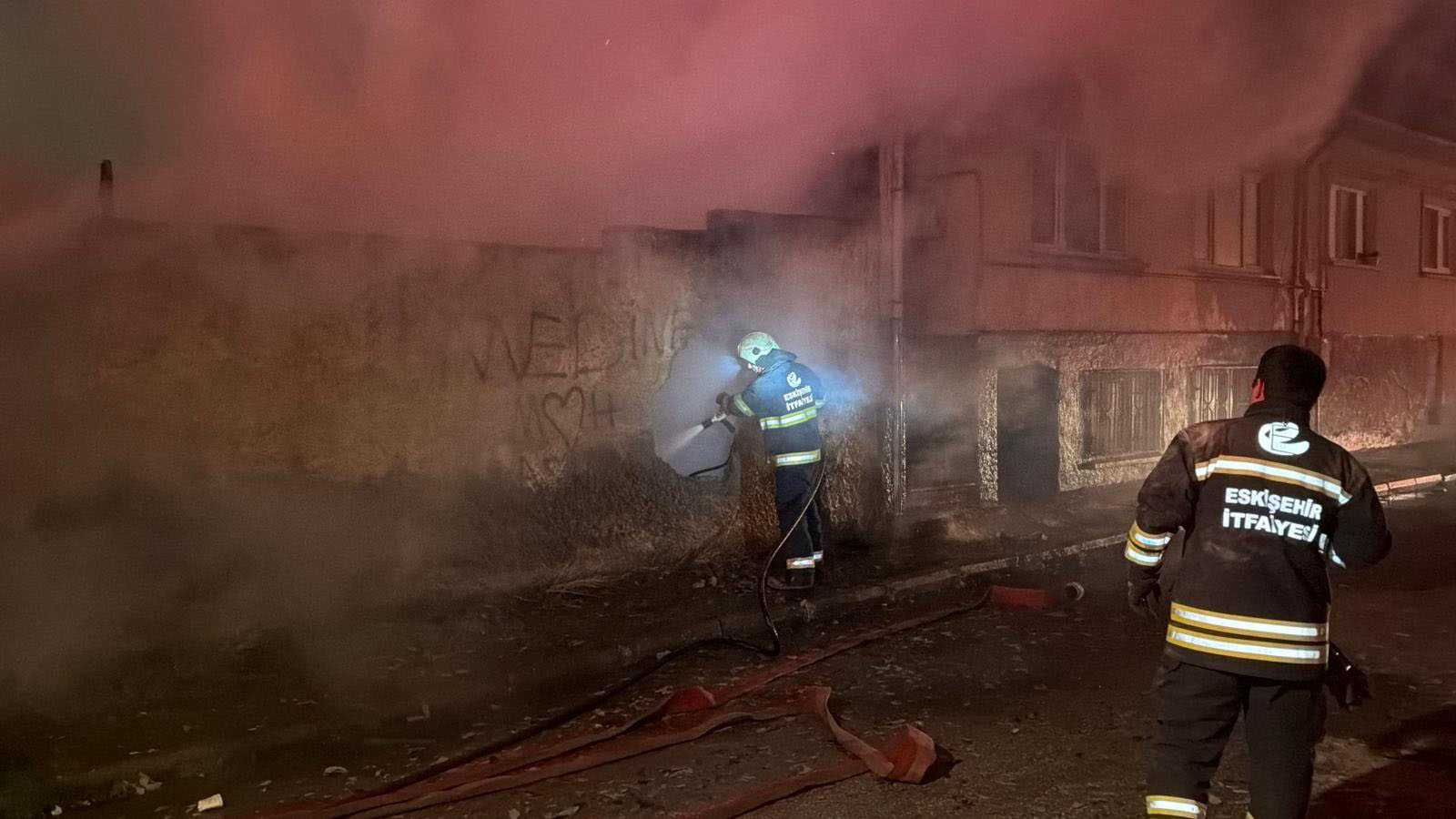 Eskişehir'de marangozhanede çıkan yangın itfaiye tarafından söndürüldü