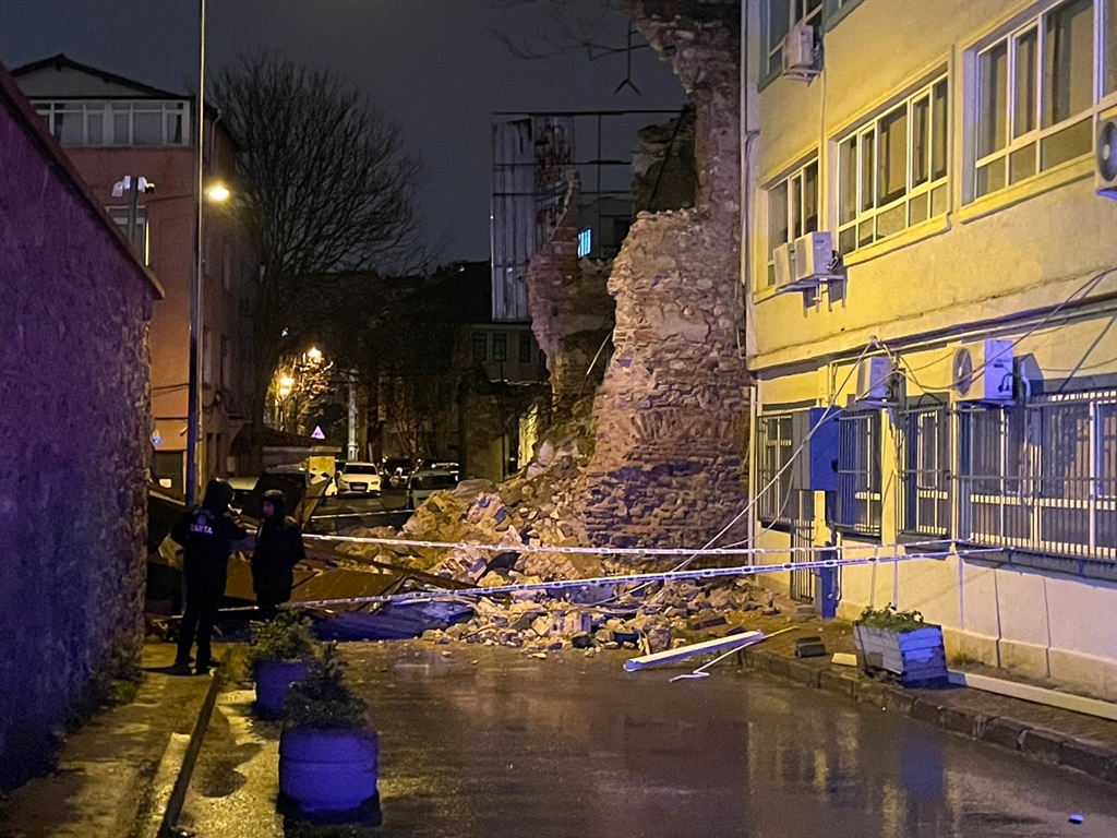 Beyoğlu'nda metruk bina duvarı çöktü, o anlar kamerada
