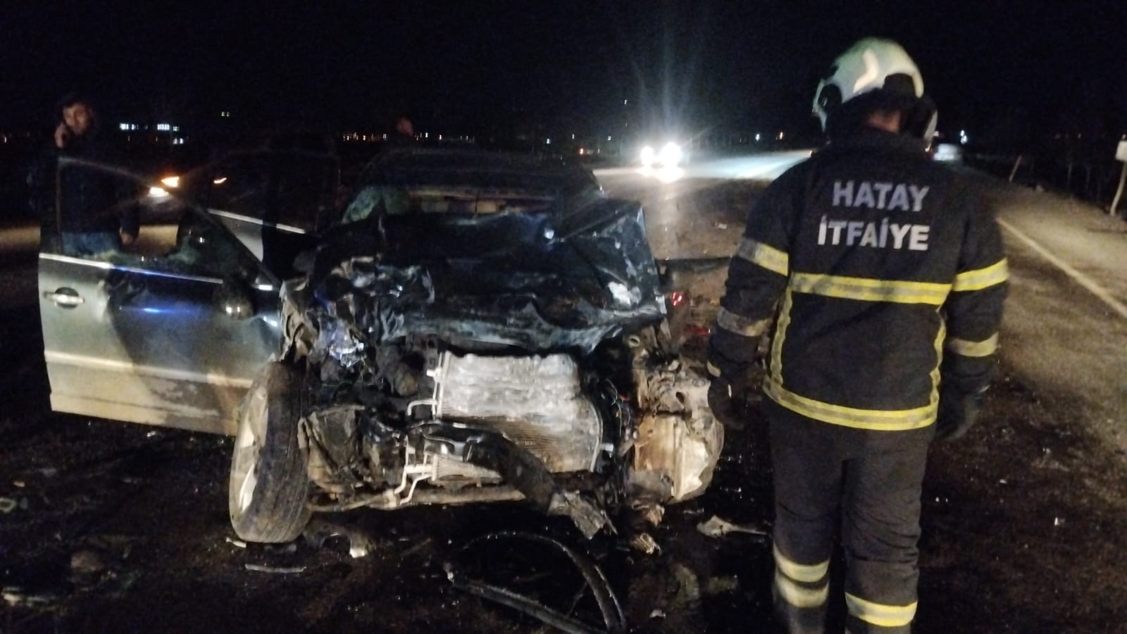 Hatay'da Korkunç Kaza: Otomobil ve Minibüs Kafa Kafaya Çarpıştı