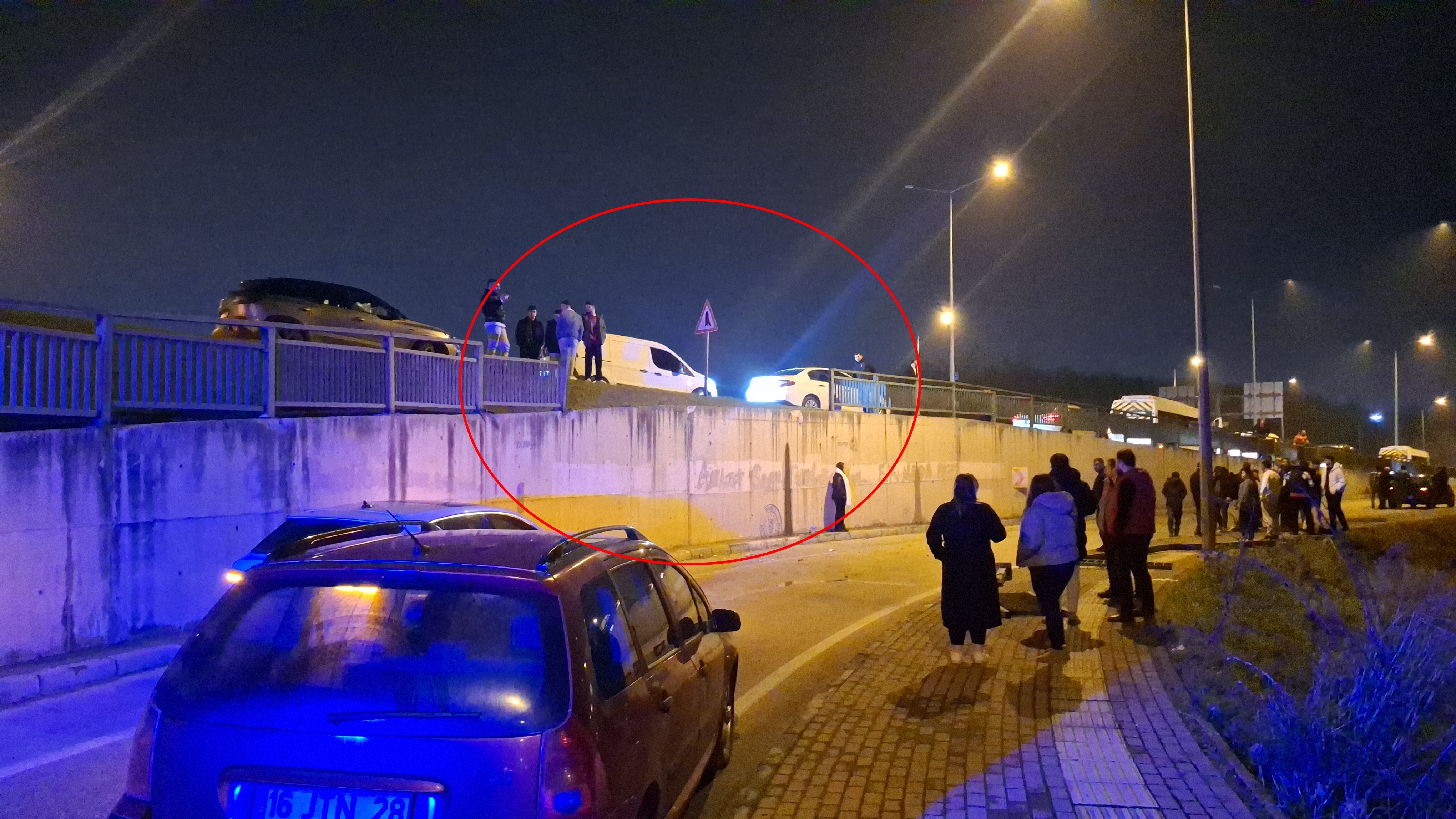 Bursa'da kamyonet çalılık alana uçtu, bariyerler otomobillerin üzerine düştü