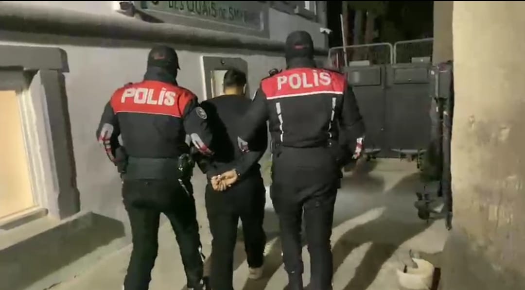 İzmir'de 21 yıl 8 ay hapis cezası ile aranan firari hükümlü yakalandı