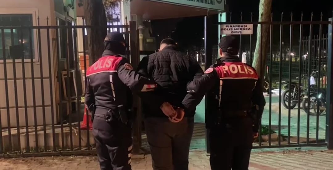 Ekiplere 'sahte polis kimliği' gösterdi, 128 suçtan arandığı belirlendi