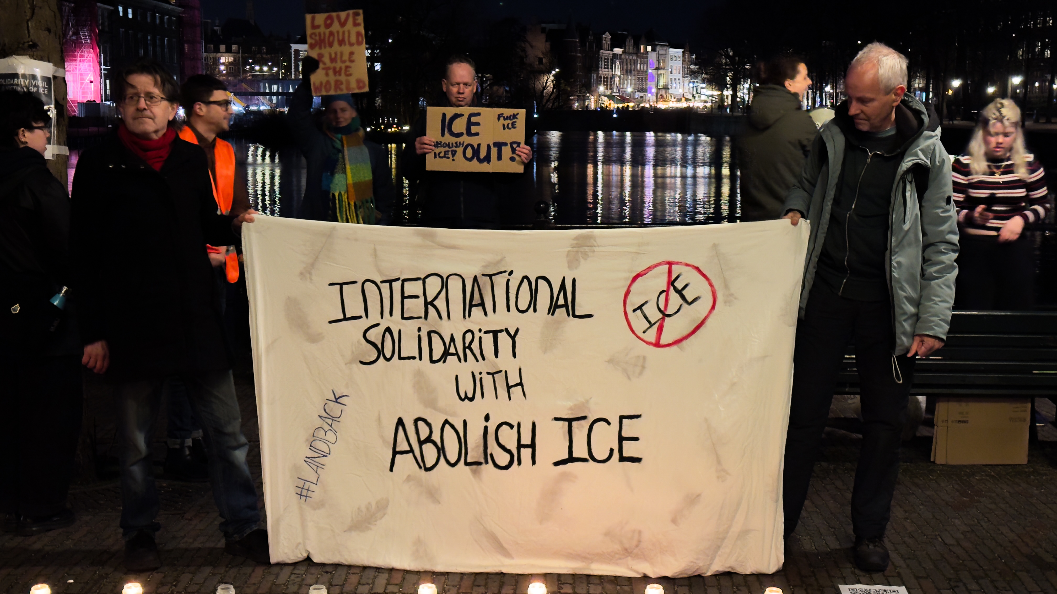 Hollanda'da ABD Protestosu: ICE Kurbanı Kadın Anıldı