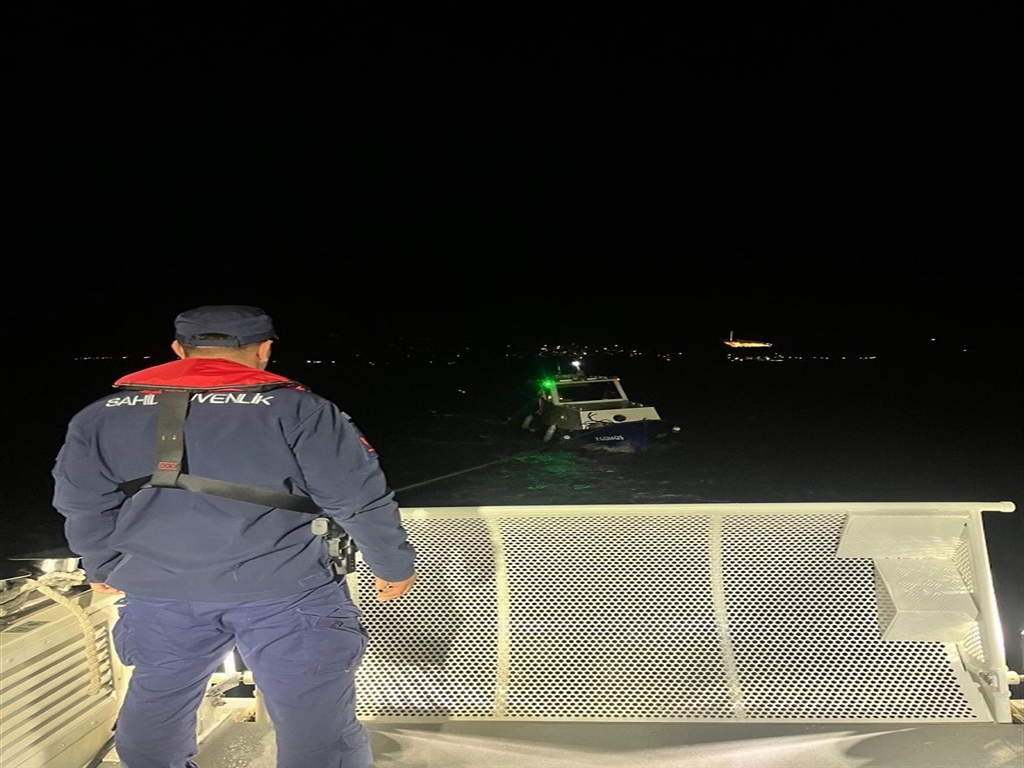 Çanakkale'de sürüklenen tekne Sahil Güvenlik tarafından kurtarıldı