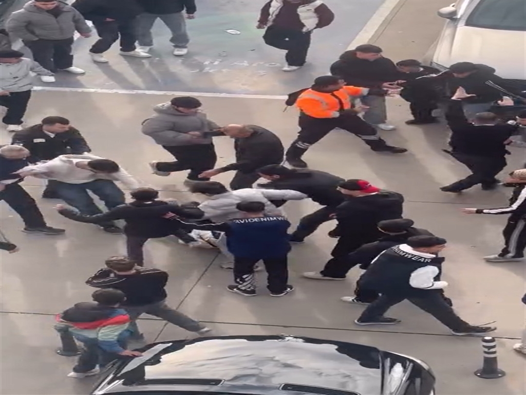 AVM otoparkında kavga: Karne sevinci şiddete dönüştü