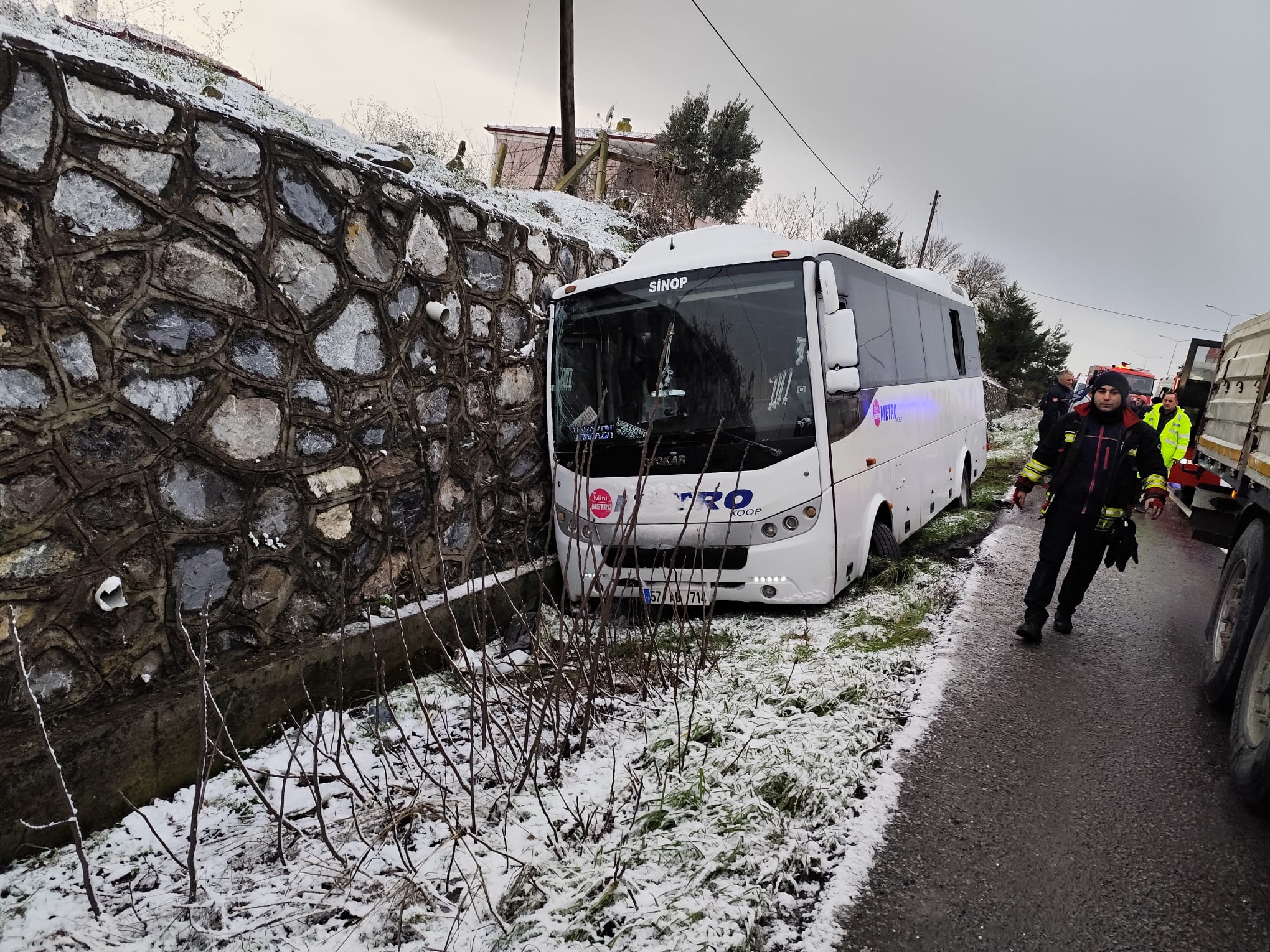Samsun'da yolcu otobüsünün çarptığı kazada 3 kişi yaralandı